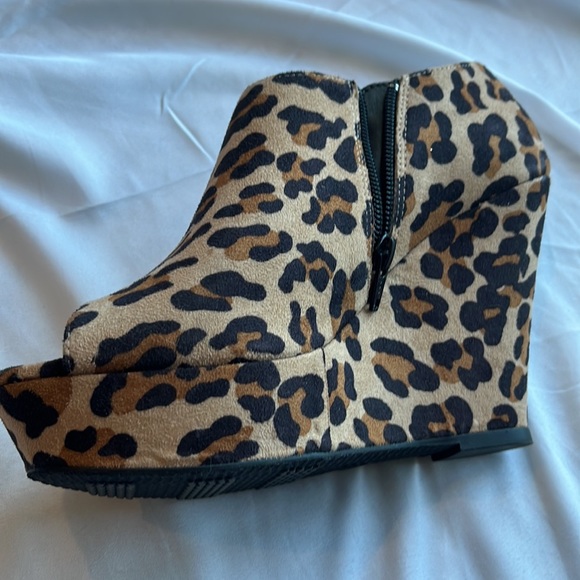 Cheetah print platform peep toe shoes - Picture 2 of 6